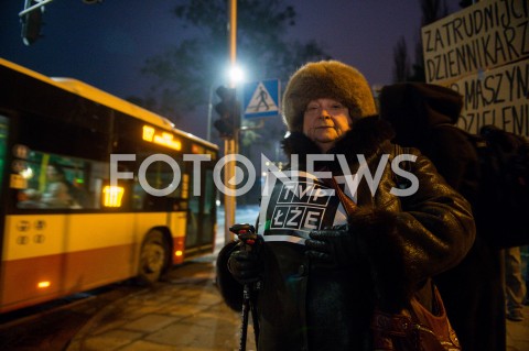 2601.2019 GDANSK<br />PIKIETA POD SIEDZIBA TELEWIZJI POLSKIEJ W GDANSKU POD HASLEM ZADAMY ZMIAN W TVP<br />N/Z KOBIETA Z TRANSPARENTEM TVP LZE<br /> 
