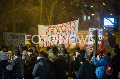  2601.2019 GDANSK<br />PIKIETA POD SIEDZIBA TELEWIZJI POLSKIEJ W GDANSKU POD HASLEM ZADAMY ZMIAN W TVP<br />N/Z MANIFESTUJACY Z TRANSPARENTAMI ZATRUDNIJCIE DZIENNIKARZY ZADAMY PRAWDY W TELEWIZJI PUBLICZNEJ<br /> 