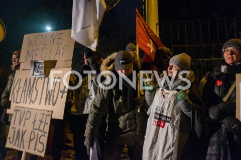  2601.2019 GDANSK<br />PIKIETA POD SIEDZIBA TELEWIZJI POLSKIEJ W GDANSKU POD HASLEM ZADAMY ZMIAN W TVP<br />N/Z MANIFESTUJACY LUDZIE PRZED SIEDZIBA TVP Z TRANSPARENTAMI<br /> 