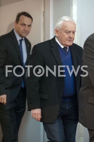  01.02.2019 WARSZAWA<br />PODPISANIE DEKLARACJI ZALOZYCIELSKIEJ KOALICJI EUROPEJSKIEJ DLA POLSKI PRZEZ BYLYCH PREMIEROW I MINISTROW SPRAW ZAGRANICZNYCH<br />N/Z LESZEK MILLER RADOSLAW SIKORSKI<br /> 