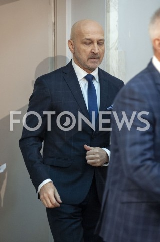  01.02.2019 WARSZAWA<br />PODPISANIE DEKLARACJI ZALOZYCIELSKIEJ KOALICJI EUROPEJSKIEJ DLA POLSKI PRZEZ BYLYCH PREMIEROW I MINISTROW SPRAW ZAGRANICZNYCH<br />N/Z KAZIMIERZ MARCINKIEWICZ<br /> 