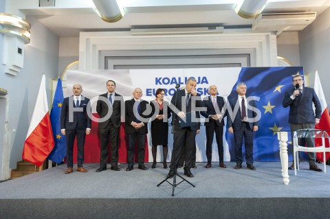  01.02.2019 WARSZAWA<br />PODPISANIE DEKLARACJI ZALOZYCIELSKIEJ KOALICJI EUROPEJSKIEJ DLA POLSKI PRZEZ BYLYCH PREMIEROW I MINISTROW SPRAW ZAGRANICZNYCH<br />N/Z KAZIMIERZ MARCINKIEWICZ RADOSLAW SIKORSKI LESZEK MILLER EWA KOPACZ GRZEGORZ SCHETYNA JERZY BUZEK MAREK BELKA<br /> 