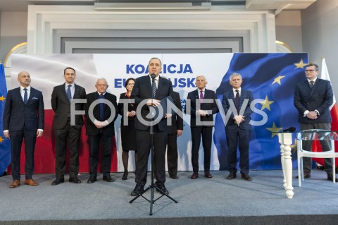  01.02.2019 WARSZAWA<br />PODPISANIE DEKLARACJI ZALOZYCIELSKIEJ KOALICJI EUROPEJSKIEJ DLA POLSKI PRZEZ BYLYCH PREMIEROW I MINISTROW SPRAW ZAGRANICZNYCH<br />N/Z KAZIMIERZ MARCINKIEWICZ RADOSLAW SIKORSKI LESZEK MILLER EWA KOPACZ GRZEGORZ SCHETYNA JERZY BUZEK MAREK BELKA<br /> 