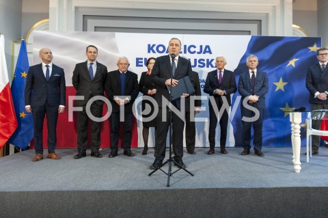  01.02.2019 WARSZAWA<br />PODPISANIE DEKLARACJI ZALOZYCIELSKIEJ KOALICJI EUROPEJSKIEJ DLA POLSKI PRZEZ BYLYCH PREMIEROW I MINISTROW SPRAW ZAGRANICZNYCH<br />N/Z KAZIMIERZ MARCINKIEWICZ RADOSLAW SIKORSKI LESZEK MILLER EWA KOPACZ GRZEGORZ SCHETYNA JERZY BUZEK MAREK BELKA<br /> 