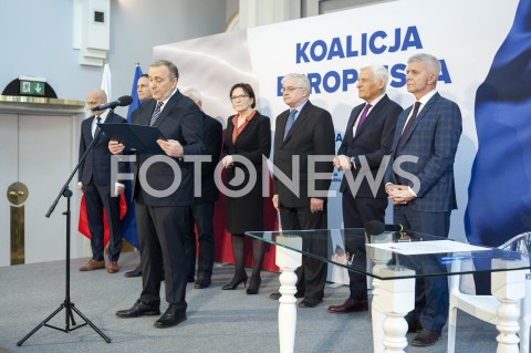  01.02.2019 WARSZAWA<br />PODPISANIE DEKLARACJI ZALOZYCIELSKIEJ KOALICJI EUROPEJSKIEJ DLA POLSKI PRZEZ BYLYCH PREMIEROW I MINISTROW SPRAW ZAGRANICZNYCH<br />N/Z KAZIMIERZ MARCINKIEWICZ RADOSLAW SIKORSKI EWA KOPACZ GRZEGORZ SCHETYNA JERZY BUZEK MAREK BELKA WLODZIMIERZ CIMOSZEWICZ<br /> 