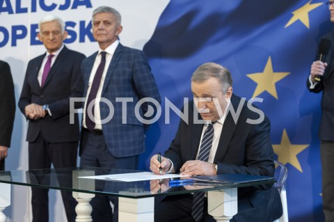  01.02.2019 WARSZAWA<br />PODPISANIE DEKLARACJI ZALOZYCIELSKIEJ KOALICJI EUROPEJSKIEJ DLA POLSKI PRZEZ BYLYCH PREMIEROW I MINISTROW SPRAW ZAGRANICZNYCH<br />N/Z JERZY BUZEK MAREK BELKA GRZEGORZ SCHETYNA<br /> 