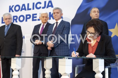  01.02.2019 WARSZAWA<br />PODPISANIE DEKLARACJI ZALOZYCIELSKIEJ KOALICJI EUROPEJSKIEJ DLA POLSKI PRZEZ BYLYCH PREMIEROW I MINISTROW SPRAW ZAGRANICZNYCH<br />N/Z WLODZIMIERZ CIMOSZEWICZ MAREK BELKA JERZY BUZEK EWA KOPACZ GRZEGORZ SCHETYNA<br /> 