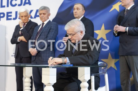  01.02.2019 WARSZAWA<br />PODPISANIE DEKLARACJI ZALOZYCIELSKIEJ KOALICJI EUROPEJSKIEJ DLA POLSKI PRZEZ BYLYCH PREMIEROW I MINISTROW SPRAW ZAGRANICZNYCH<br />N/Z WLODZIMIERZ CIMOSZEWICZ MAREK BELKA JERZY BUZEK GRZEGORZ SCHETYNA<br /> 