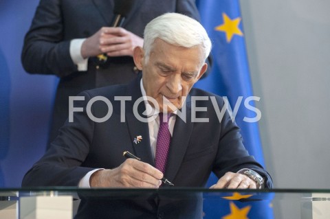 01.02.2019 WARSZAWA<br />PODPISANIE DEKLARACJI ZALOZYCIELSKIEJ KOALICJI EUROPEJSKIEJ DLA POLSKI PRZEZ BYLYCH PREMIEROW I MINISTROW SPRAW ZAGRANICZNYCH<br />N/Z JERZY BUZEK<br /> 