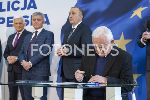  01.02.2019 WARSZAWA<br />PODPISANIE DEKLARACJI ZALOZYCIELSKIEJ KOALICJI EUROPEJSKIEJ DLA POLSKI PRZEZ BYLYCH PREMIEROW I MINISTROW SPRAW ZAGRANICZNYCH<br />N/Z LESZEK MILLER JERZY BUZEK MAREK BELKA GRZEGORZ SCHETYNA<br /> 