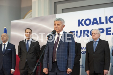  01.02.2019 WARSZAWA<br />PODPISANIE DEKLARACJI ZALOZYCIELSKIEJ KOALICJI EUROPEJSKIEJ DLA POLSKI PRZEZ BYLYCH PREMIEROW I MINISTROW SPRAW ZAGRANICZNYCH<br />N/Z KAZIMIERZ MARCINKIEWICZ RADEK RADOSLAW SIKORSKI JERZY BUZEK WLODZIMIERZ CIMOSZEWICZ<br /> 