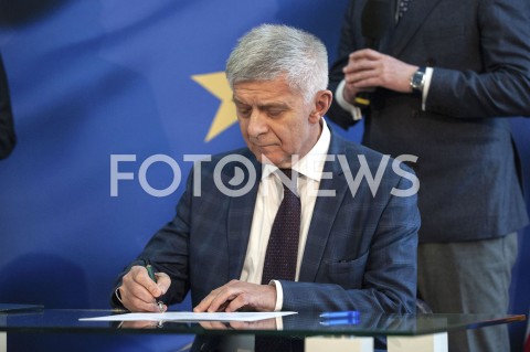  01.02.2019 WARSZAWA<br />PODPISANIE DEKLARACJI ZALOZYCIELSKIEJ KOALICJI EUROPEJSKIEJ DLA POLSKI PRZEZ BYLYCH PREMIEROW I MINISTROW SPRAW ZAGRANICZNYCH<br />N/Z MAREK BELKA<br /> 