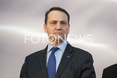  01.02.2019 WARSZAWA<br />PODPISANIE DEKLARACJI ZALOZYCIELSKIEJ KOALICJI EUROPEJSKIEJ DLA POLSKI PRZEZ BYLYCH PREMIEROW I MINISTROW SPRAW ZAGRANICZNYCH<br />N/Z RADEK RADOSLAW SIKORSKI<br /> 