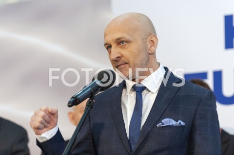  01.02.2019 WARSZAWA<br />PODPISANIE DEKLARACJI ZALOZYCIELSKIEJ KOALICJI EUROPEJSKIEJ DLA POLSKI PRZEZ BYLYCH PREMIEROW I MINISTROW SPRAW ZAGRANICZNYCH<br />N/Z KAZIMIERZ MARCINKIEWICZ<br /> 