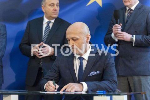  01.02.2019 WARSZAWA<br />PODPISANIE DEKLARACJI ZALOZYCIELSKIEJ KOALICJI EUROPEJSKIEJ DLA POLSKI PRZEZ BYLYCH PREMIEROW I MINISTROW SPRAW ZAGRANICZNYCH<br />N/Z KAZIMIERZ MARCINKIEWICZ <br /> 