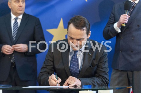  01.02.2019 WARSZAWA<br />PODPISANIE DEKLARACJI ZALOZYCIELSKIEJ KOALICJI EUROPEJSKIEJ DLA POLSKI PRZEZ BYLYCH PREMIEROW I MINISTROW SPRAW ZAGRANICZNYCH<br />N/Z RADEK RADOSLAW SIKORSKI<br /> 