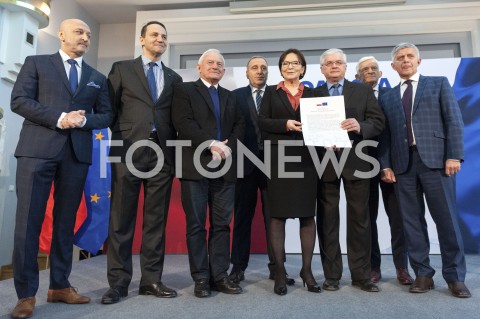  01.02.2019 WARSZAWA<br />PODPISANIE DEKLARACJI ZALOZYCIELSKIEJ KOALICJI EUROPEJSKIEJ DLA POLSKI PRZEZ BYLYCH PREMIEROW I MINISTROW SPRAW ZAGRANICZNYCH<br />N/Z KAZIMIERZ MARCINKIEWICZ RADOSLAW SIKORSKI LESZEK MILLER EWA KOPACZ GRZEGORZ SCHETYNA JERZY BUZEK MAREK BELKA WLODZIMIERZ CIMOSZEWICZ<br /> 