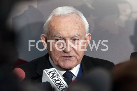  01.02.2019 WARSZAWA<br />PODPISANIE DEKLARACJI ZALOZYCIELSKIEJ KOALICJI EUROPEJSKIEJ DLA POLSKI PRZEZ BYLYCH PREMIEROW I MINISTROW SPRAW ZAGRANICZNYCH<br />N/Z LESZEK MILLER<br /> 