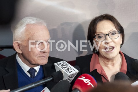  01.02.2019 WARSZAWA<br />PODPISANIE DEKLARACJI ZALOZYCIELSKIEJ KOALICJI EUROPEJSKIEJ DLA POLSKI PRZEZ BYLYCH PREMIEROW I MINISTROW SPRAW ZAGRANICZNYCH<br />N/Z LESZEK MILLER EWA KOPACZ<br /> 