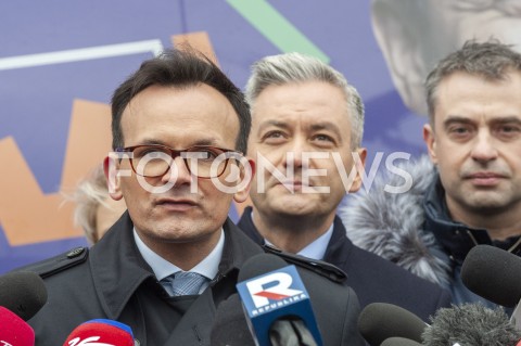  04.02.2019 WARSZAWA<br />KONFERENCJA PARTII WIOSNA PREZENTACJA AUTOKARU WYBORCZEGO<br />N/Z ROBERT BIEDRON MARCIN ANASZEWICZ KRZYSZTOF GAWKOWSKI<br /> 