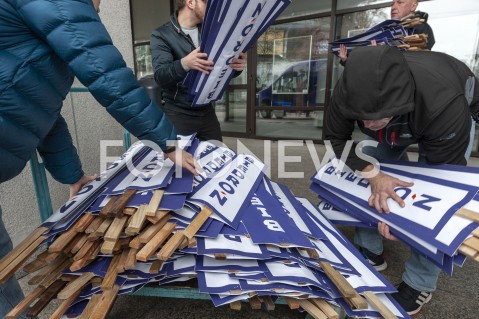  04.02.2019 WARSZAWA<br />KONFERENCJA PARTII WIOSNA PREZENTACJA AUTOKARU WYBORCZEGO<br />N/Z TRANSPARENTY BIEDRON<br /> 