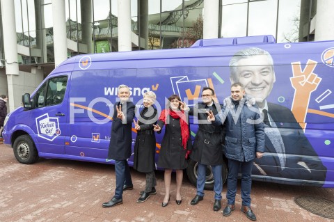 Prezentacja autokaru wyborczego partii Roberta Biedronia w Warszawie