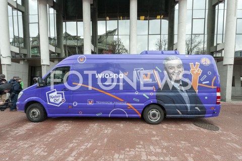  04.02.2019 WARSZAWA<br />KONFERENCJA PARTII WIOSNA PREZENTACJA AUTOKARU WYBORCZEGO<br />N/Z AUTOKAR WIOSNA NARESZCIE ZMIANA<br /> 