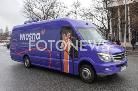  04.02.2019 WARSZAWA<br />KONFERENCJA PARTII WIOSNA PREZENTACJA AUTOKARU WYBORCZEGO<br />N/Z AUTOKAR WIOSNA NARESZCIE ZMIANA<br /> 