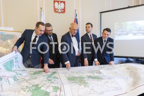  06.02.2019 WARSZAWA SEJM<br />PREZENTACJA RAPORTU SRODOWISK PRAWICOWYCH NA TEMAT STANU POLSKIEJ ARMII<br />N/Z GRZEGORZ BRAUN JANUSZ KORWIN MIKKE KONRAD BERKOWICZ SLAWOMIR MENTZEN JAKUB KULESZA<br /> 