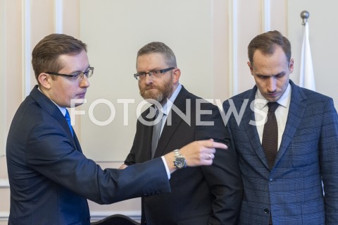  06.02.2019 WARSZAWA SEJM<br />PREZENTACJA RAPORTU SRODOWISK PRAWICOWYCH NA TEMAT STANU POLSKIEJ ARMII<br />N/Z GRZEGORZ BRAUN ROBERT WINNICKI KONRAD BERKOWICZ<br /> 