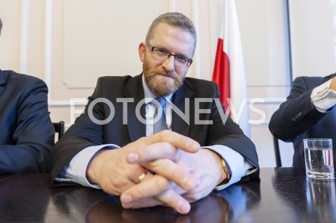  06.02.2019 WARSZAWA SEJM<br />PREZENTACJA RAPORTU SRODOWISK PRAWICOWYCH NA TEMAT STANU POLSKIEJ ARMII<br />N/Z GRZEGORZ BRAUN ROBERT WINNICKI JANUSZ KORWIN MIKKE<br /> 