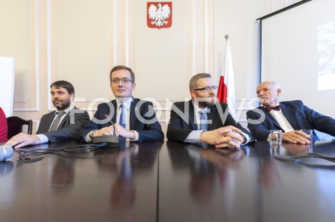  06.02.2019 WARSZAWA SEJM<br />PREZENTACJA RAPORTU SRODOWISK PRAWICOWYCH NA TEMAT STANU POLSKIEJ ARMII<br />N/Z JACEK HOGA ROBERT WINNICKI GRZEGORZ BRAUN JANUSZ ORWIN MIKKE<br /> 