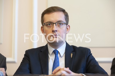  06.02.2019 WARSZAWA SEJM<br />PREZENTACJA RAPORTU SRODOWISK PRAWICOWYCH NA TEMAT STANU POLSKIEJ ARMII<br />N/Z ROBERT WINNICKI<br /> 