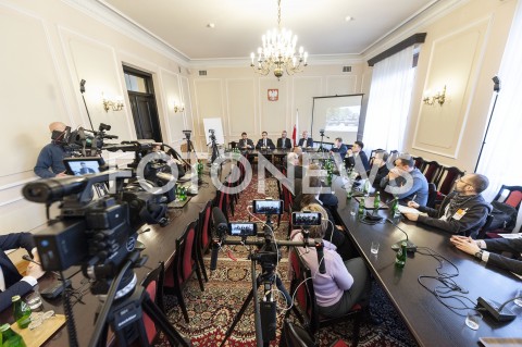  06.02.2019 WARSZAWA SEJM<br />PREZENTACJA RAPORTU SRODOWISK PRAWICOWYCH NA TEMAT STANU POLSKIEJ ARMII<br />N/Z GRZEGORZ BRAUN JACEK HOGA ROBERT WINNICKI JANUSZ KORWIN MIKKE<br /> 