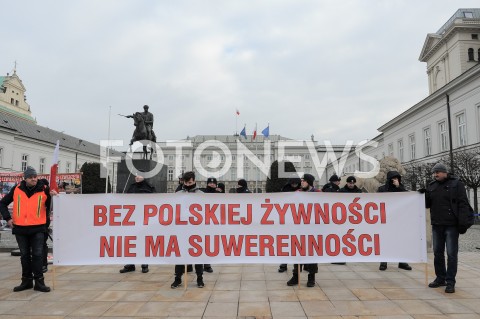  06.02.2019 WARSZAWA<br />PROTEST ROLNIKOW POD PALACEM PREZYDENCKIM<br />N/Z PROTESTUJACY TRANSPARENT<br /> 