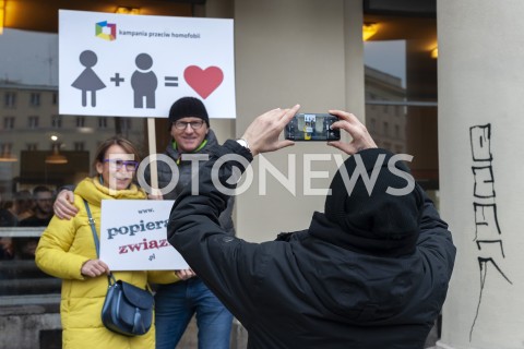  09.02.2019 WARSZAWA<br />PLAC ZBAWICIELA ZNOWU TECZOWY<br />HAPPENING KAMPANII PRZECIW HOMOFOBII<br />N/Z UCZESTNICY WYDARZENIA<br /> 
