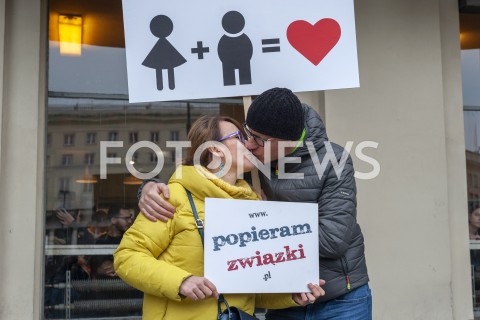  09.02.2019 WARSZAWA<br />PLAC ZBAWICIELA ZNOWU TECZOWY<br />HAPPENING KAMPANII PRZECIW HOMOFOBII<br />N/Z UCZESTNICY WYDARZENIA<br /> 