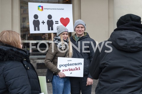  09.02.2019 WARSZAWA<br />PLAC ZBAWICIELA ZNOWU TECZOWY<br />HAPPENING KAMPANII PRZECIW HOMOFOBII<br />N/Z UCZESTNICY WYDARZENIA<br /> 