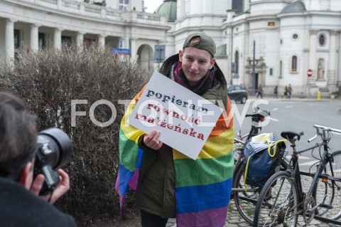  09.02.2019 WARSZAWA<br />PLAC ZBAWICIELA ZNOWU TECZOWY<br />HAPPENING KAMPANII PRZECIW HOMOFOBII<br />N/Z UCZESTNICY WYDARZENIA<br /> 
