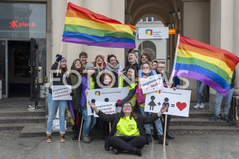 Plac Zbawiciela znowu tęczowy - happening w Warszawie