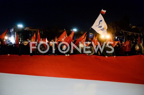  13.02.2019 GDANSK<br />OSTATNIE SWIATELKO DO NIEBA DLA ZAMORDOWANEGO PREZYDENTA GDANSKA PAWLA ADAMOWICZA W GDANSKU<br />N/Z MIESZKANCY Z FLAGAMI GDANSKA TRZYMAJACY FLAGE POLSKI UFUNDOWANA PRZEZ PREZYDENTA ADAMOWICZA<br /> 