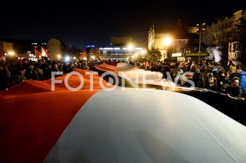  13.02.2019 GDANSK<br />OSTATNIE SWIATELKO DO NIEBA DLA ZAMORDOWANEGO PREZYDENTA GDANSKA PAWLA ADAMOWICZA W GDANSKU<br />N/Z MIESZKANCY Z FLAGAMI GDANSKA TRZYMAJACY FLAGE POLSKI UFUNDOWANA PRZEZ PREZYDENTA ADAMOWICZA<br /> 