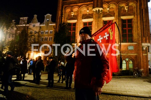  13.02.2019 GDANSK<br />OSTATNIE SWIATELKO DO NIEBA DLA ZAMORDOWANEGO PREZYDENTA GDANSKA PAWLA ADAMOWICZA W GDANSKU<br />N/Z MIESZKANIEC Z FLAGA GDANSKA<br /> 