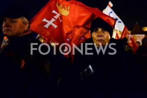  13.02.2019 GDANSK<br />OSTATNIE SWIATELKO DO NIEBA DLA ZAMORDOWANEGO PREZYDENTA GDANSKA PAWLA ADAMOWICZA W GDANSKU<br />N/Z MIESZKANKA GDANSKA NA TLE FLAGI GDANSKA<br /> 