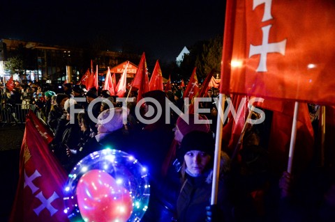  13.02.2019 GDANSK<br />OSTATNIE SWIATELKO DO NIEBA DLA ZAMORDOWANEGO PREZYDENTA GDANSKA PAWLA ADAMOWICZA W GDANSKU<br />N/Z MIESZKANCY Z FLAGAMI GDANSKA<br /> 