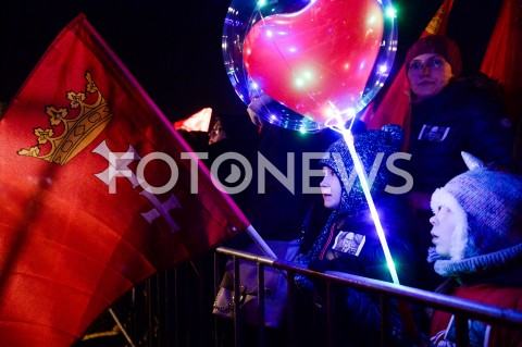  13.02.2019 GDANSK<br />OSTATNIE SWIATELKO DO NIEBA DLA ZAMORDOWANEGO PREZYDENTA GDANSKA PAWLA ADAMOWICZA W GDANSKU<br />N/Z MLODY MIESZKANIEC GDANSKA TRZYMAJACY FLAGE<br /> 