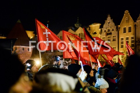  13.02.2019 GDANSK<br />OSTATNIE SWIATELKO DO NIEBA DLA ZAMORDOWANEGO PREZYDENTA GDANSKA PAWLA ADAMOWICZA W GDANSKU<br />N/Z FLAGI MIASTA GDANSK<br /> 