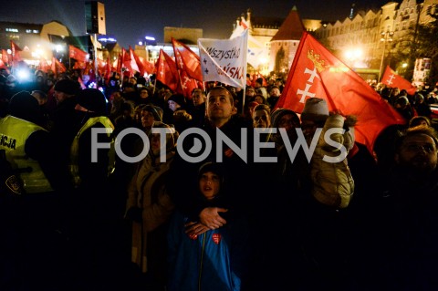  13.02.2019 GDANSK<br />OSTATNIE SWIATELKO DO NIEBA DLA ZAMORDOWANEGO PREZYDENTA GDANSKA PAWLA ADAMOWICZA W GDANSKU<br />N/Z MIESZKANCY OGLADAJA FILM WSPOMINAJACY PREZYDENTA PAWLA ADAMOWICZA<br /> 