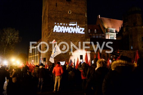  13.02.2019 GDANSK<br />OSTATNIE SWIATELKO DO NIEBA DLA ZAMORDOWANEGO PREZYDENTA GDANSKA PAWLA ADAMOWICZA W GDANSKU<br />N/Z NAPIS PAWEL ADAMOWICZ WYSWIETLONY NA GDANSKIEJ KATOWNI<br /> 