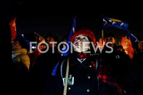  13.02.2019 GDANSK<br />OSTATNIE SWIATELKO DO NIEBA DLA ZAMORDOWANEGO PREZYDENTA GDANSKA PAWLA ADAMOWICZA W GDANSKU<br />N/Z MIESZKANKA TROJMIASTA Z FLAGA SOPOTU OGLADA FILM WSPOMINAJACY PREZYDENTA<br /> 